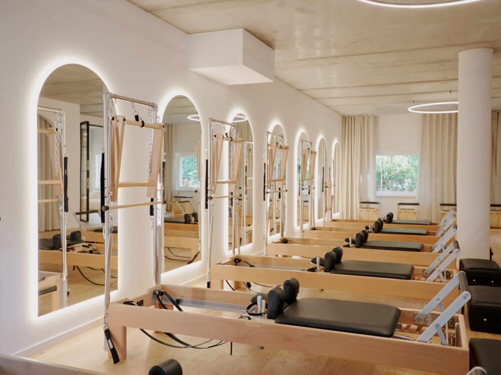 Puolikaaren muotoisia valopeilejä pilates studiossa